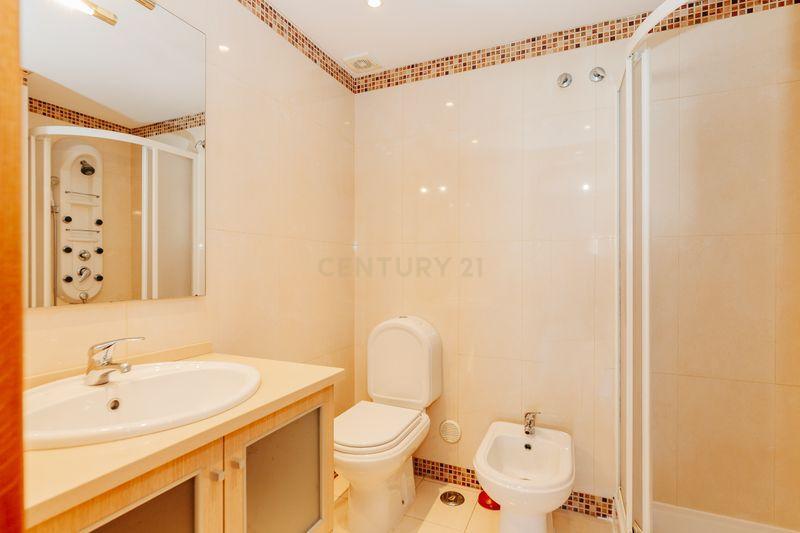 Apartamento T2 em Odivelas com Box e Varanda - Image 15