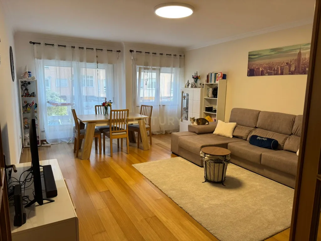 Apartamento T2 Rio de Mouro - Image 1
