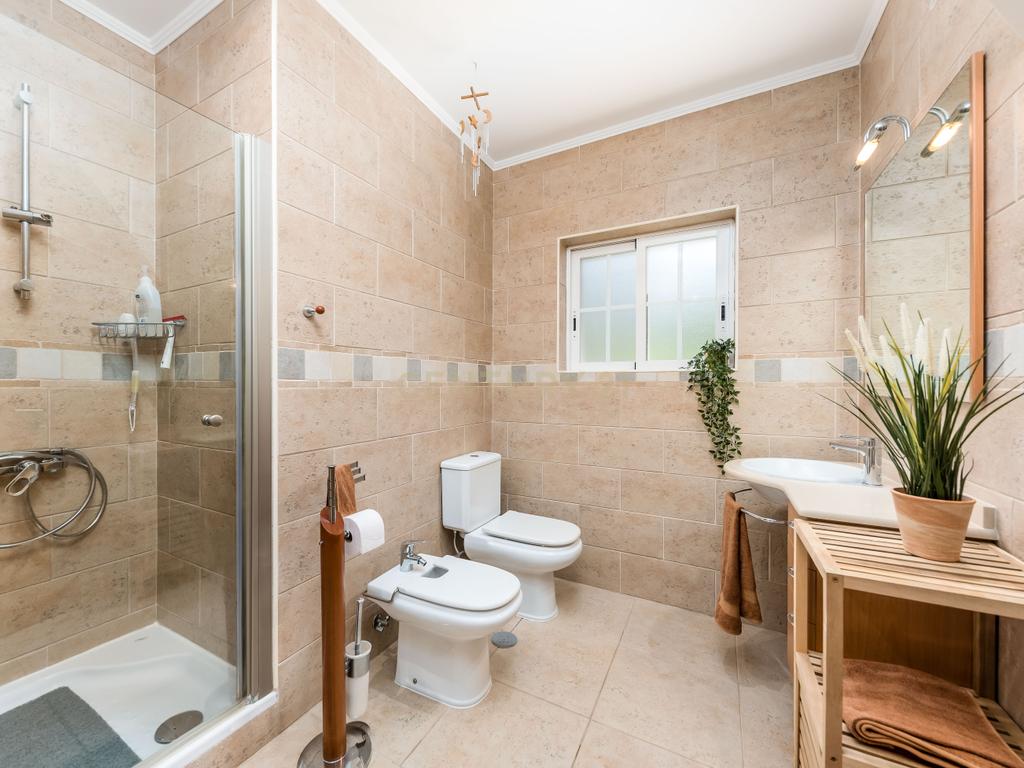 Moradia T4 Isolada com Jardim, em Vale Flores - Viva com qualidade e conforto às portas de Lisboa - Image 14