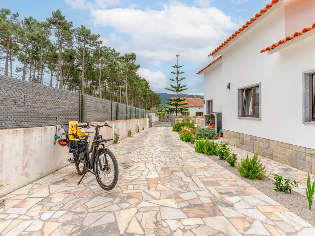 Viver com Elegância entre o Litoral e a Cidade – Uma Casa Sustentável em Colares, Portugal - Image 8