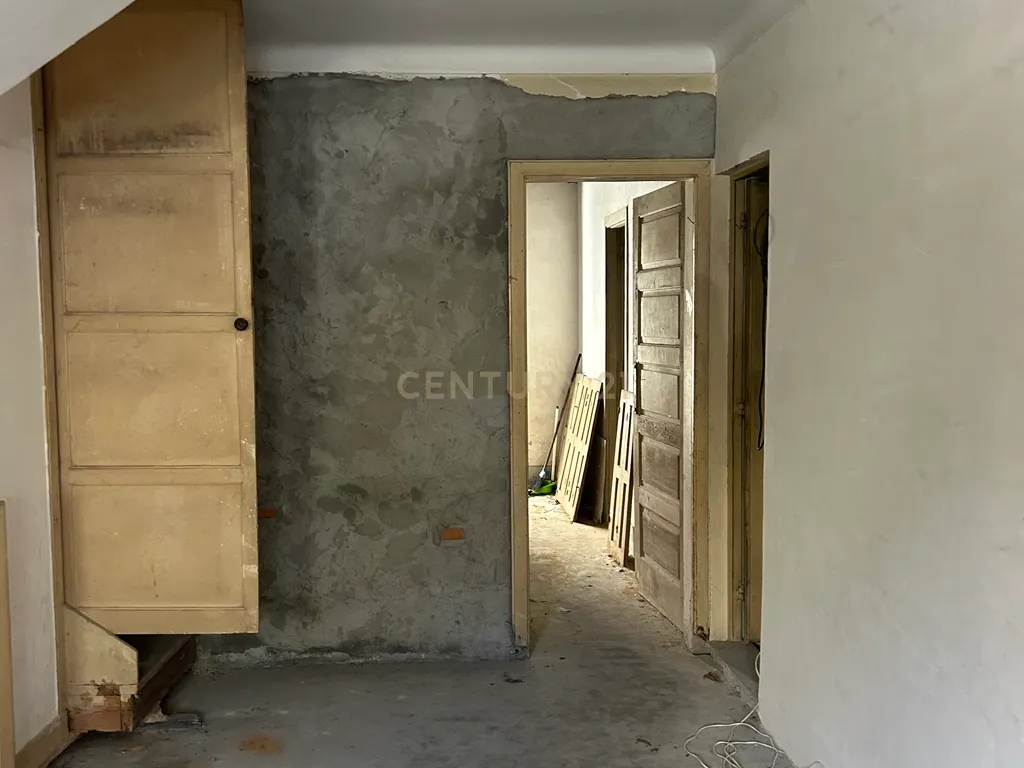 🔥 Moradia para Reabilitação no Porto | Estudo para 7/8 Apartamentos | Excelente Investimento - Image 5