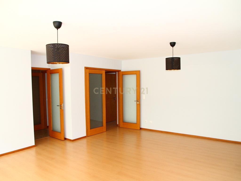 Apartamento T3 com Garagem e Arrumos, Moreira da Maia, Maia - Image 5