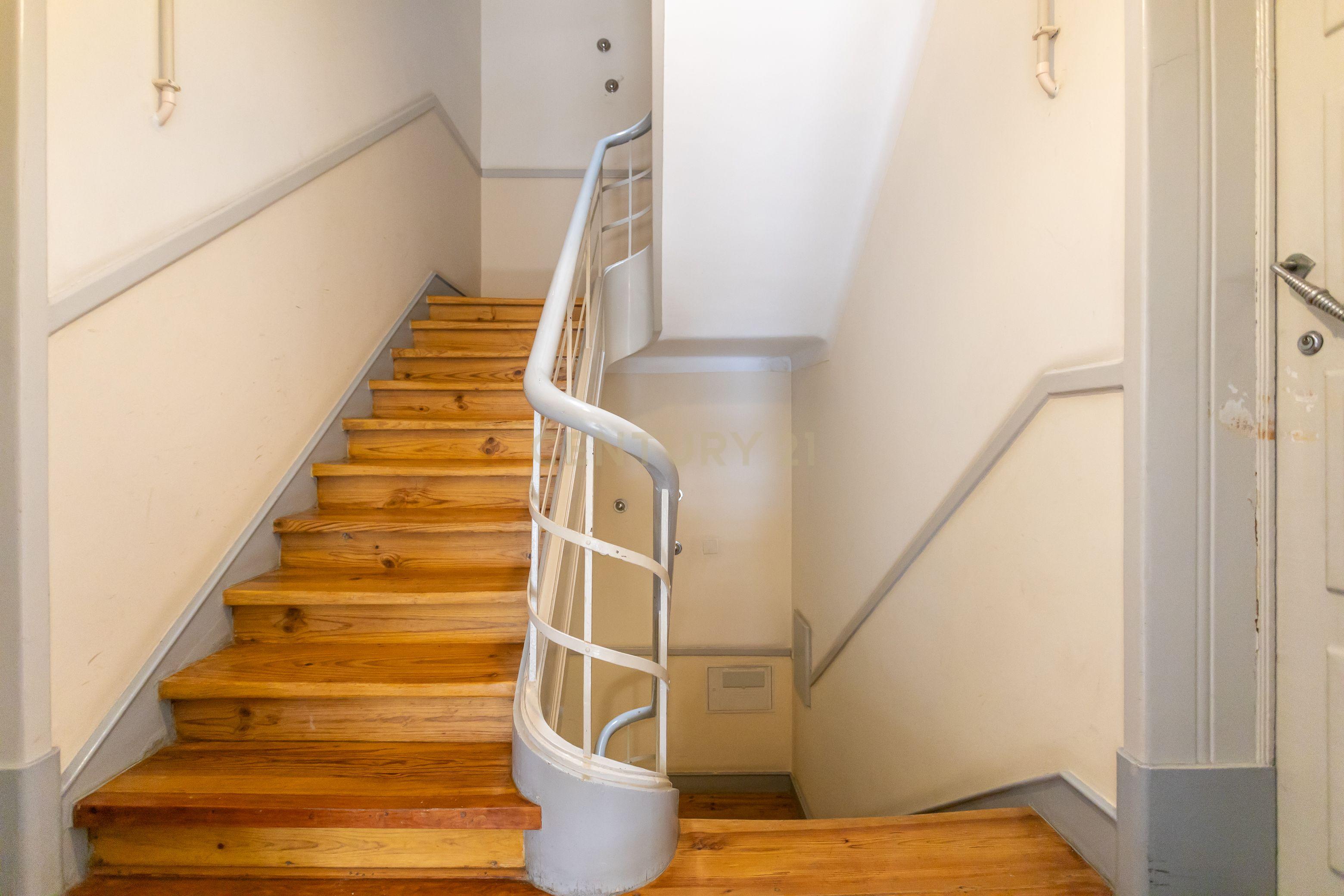 Apartamento T3 com duas salas e terraço privado em Sete Rios, Lisboa - Image 12