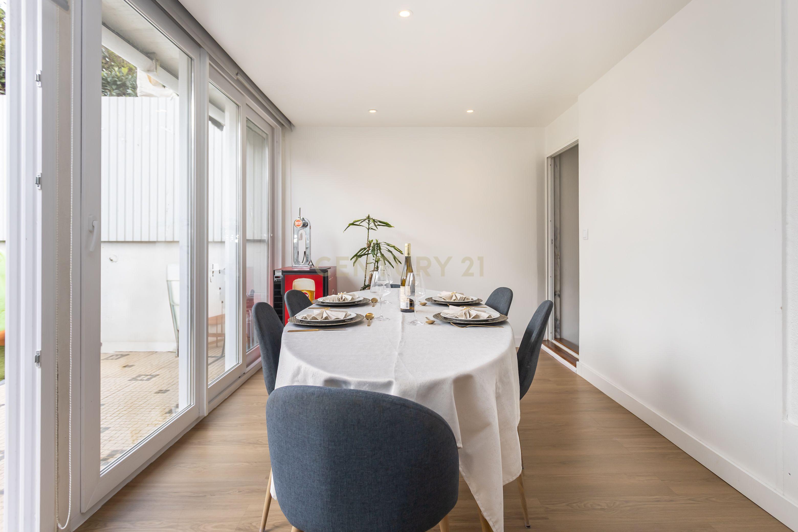 Apartamento T3 com duas salas e terraço privado em Sete Rios, Lisboa - Image 2
