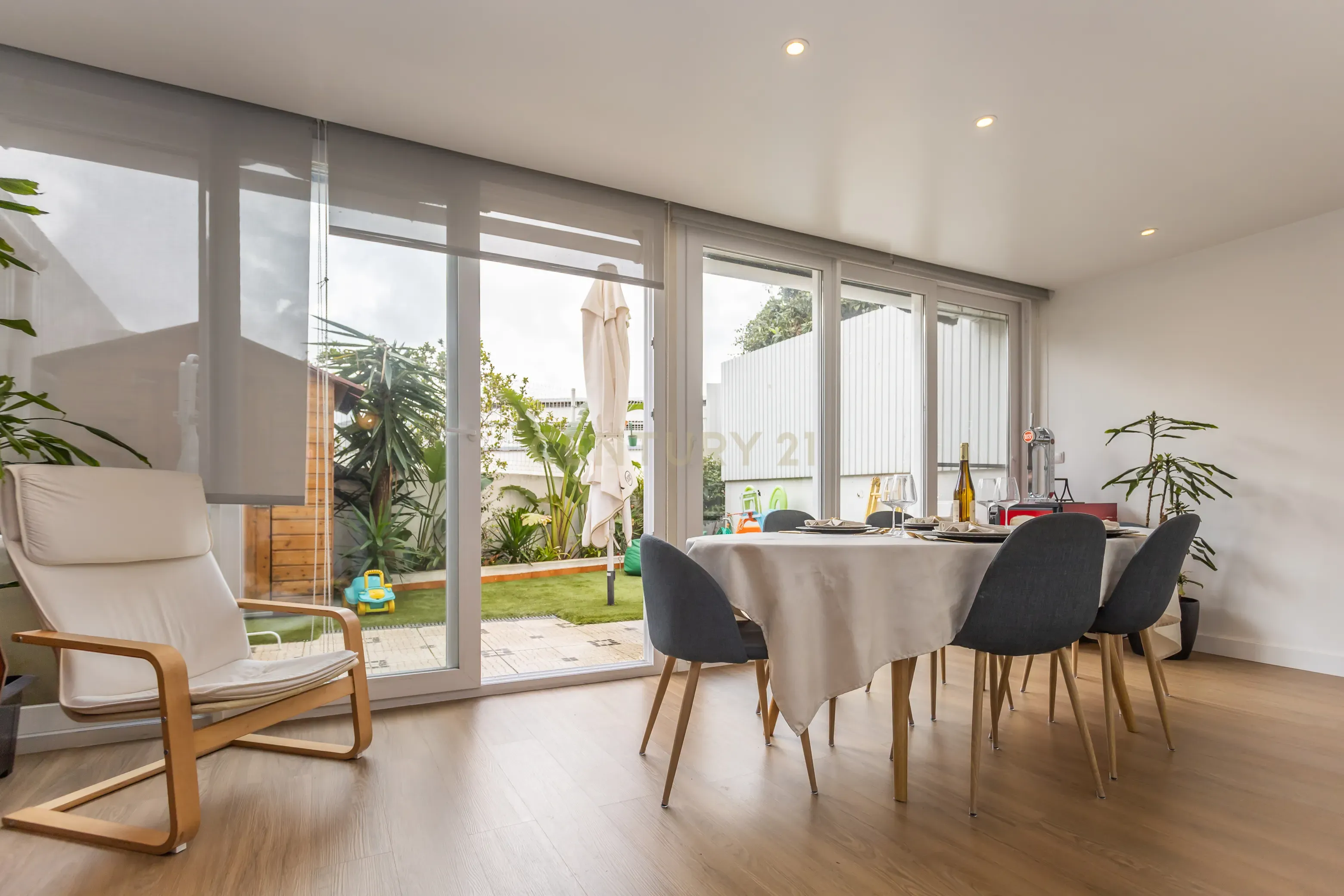 Apartamento T3 com duas salas e terraço privado em Sete Rios, Lisboa - Image 1