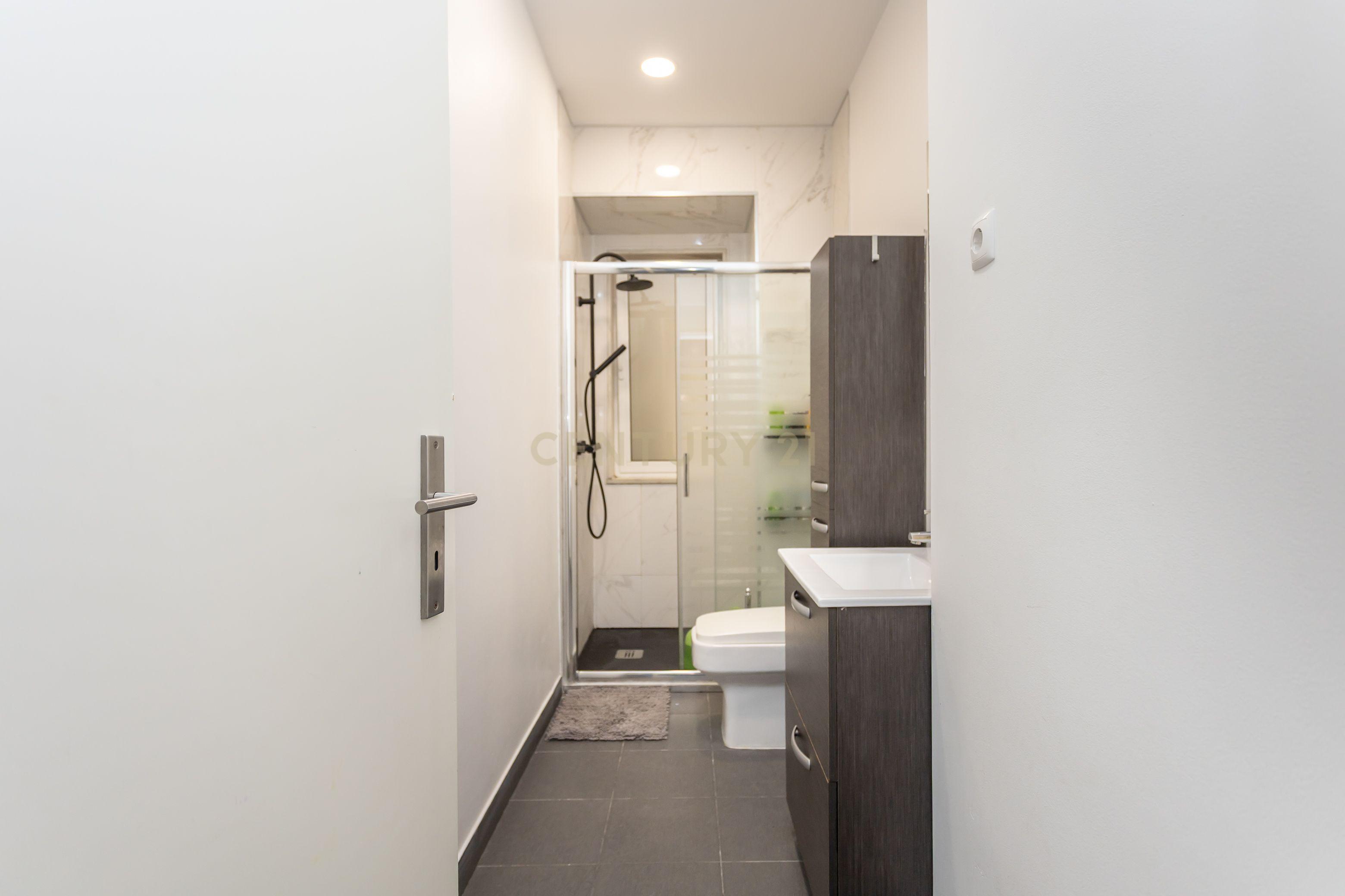 Apartamento T3 com duas salas e terraço privado em Sete Rios, Lisboa - Image 17