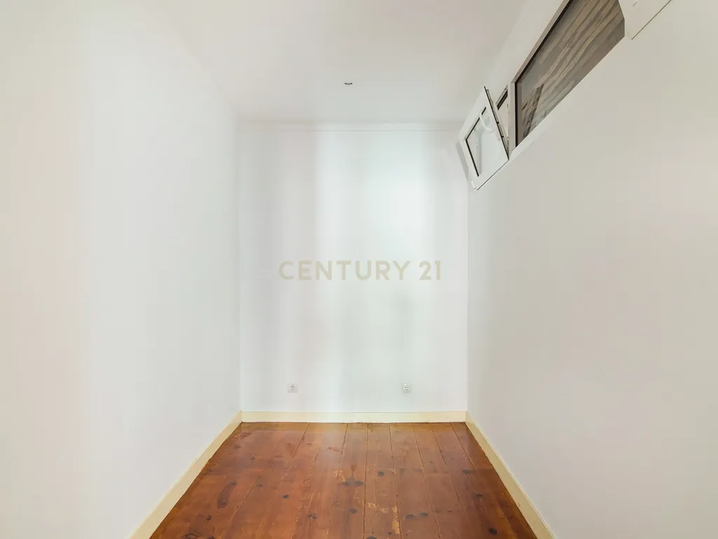 Apartamento T2 em Santa Maria Maior, Lisboa - Oportunidade Única - Image 12