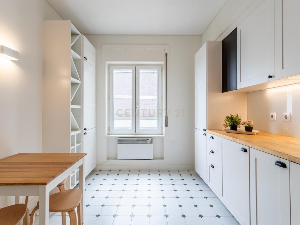 Apartamento T2 renovado, com estacionamento e elevador, em Campo de Ourique, Lisboa - Image 12