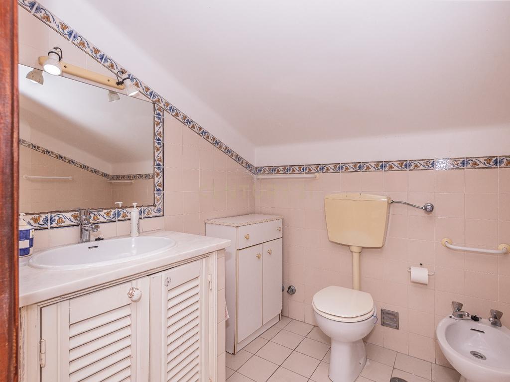 T4 Duplex na Vila de Sesimbra – Ideal para Férias em Família - Image 15