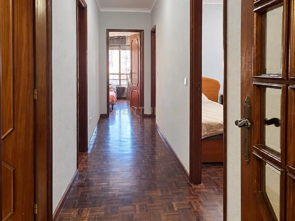Apartamento T3+1 com área útil de 121,50 m² , varanda, lugar de garagem localizado em São Pedro da Cova, Gondomar. - Image 9