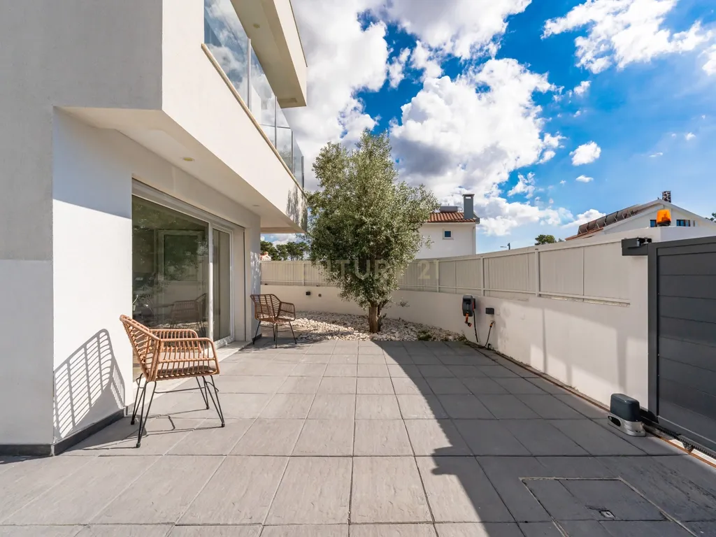 Moradia T4 Contemporânea com piscina, na Aroeira, perto do golf e praias - Image 7