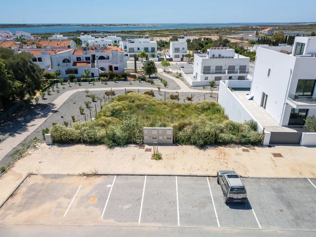 Lote de Terreno com Projeto Pré-aprovado para Moradia T3 com Piscina Privativa – Um Refúgio no Coração do Algarve, entre a Ria Formosa - Image 6