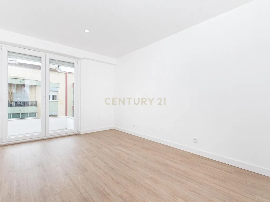 Apartamento T3 com Terraço/ Remodelação Total (Queluz) - Image 23