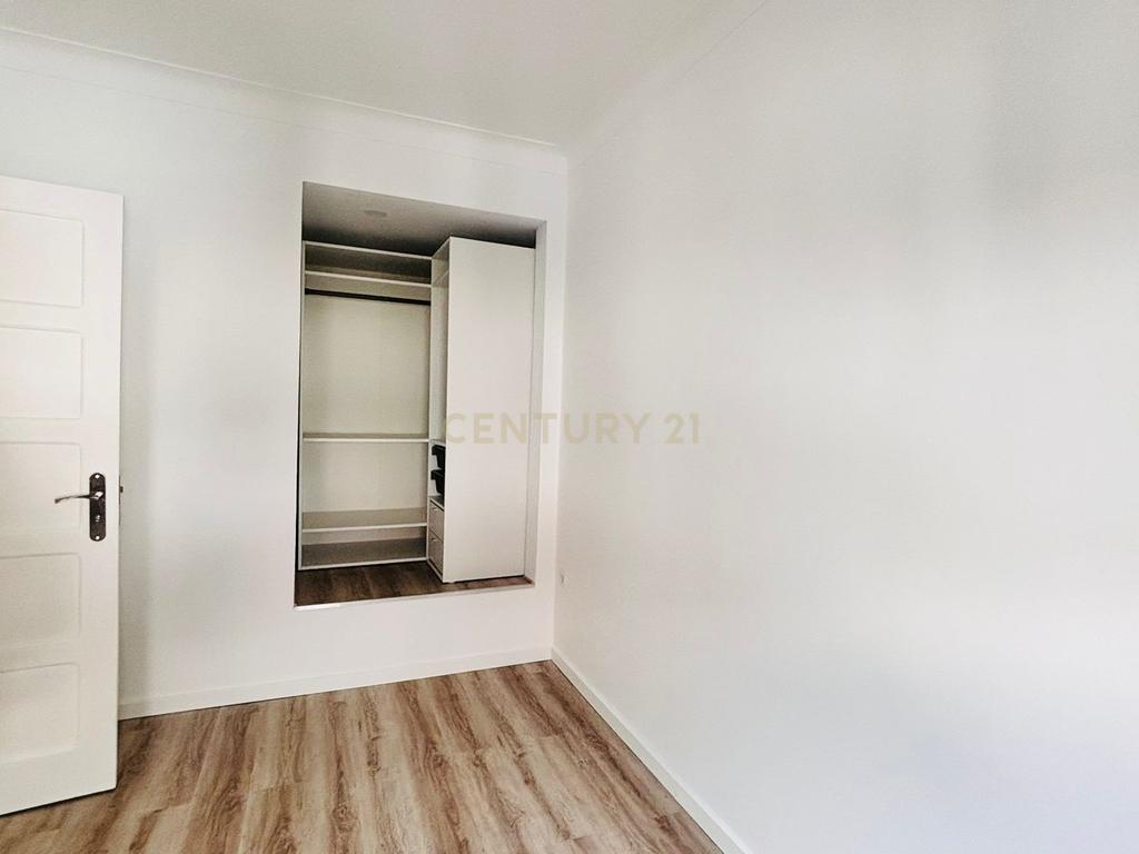 Arrendamento T2 Renovado em Almada com Varanda e Luz Natural - Image 3