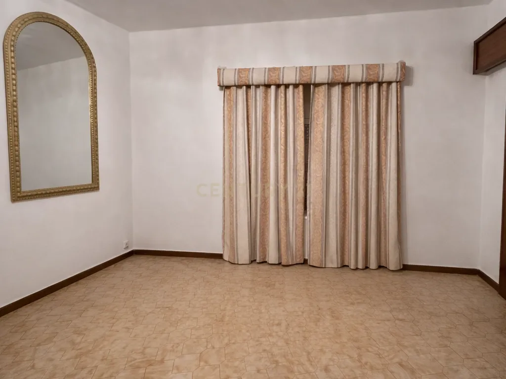 Edifício exclusivo com grande potencial numa das melhores zonas de Trujillo - Image 10