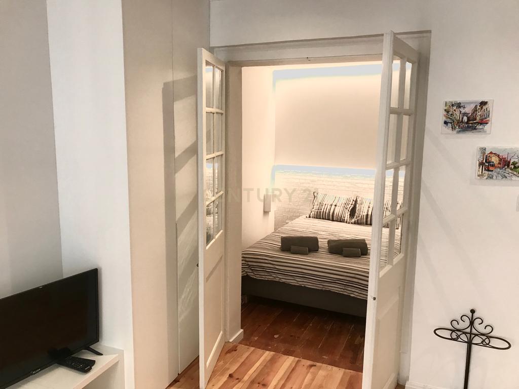 T1 remodelado com varanda no coração de Alfama - Image 11