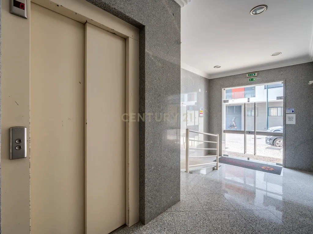 T2 com 99m², varanda generosa e 2 lugares de garagem em Silves - Image 25