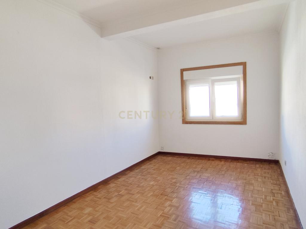 Moradia T4 numa Localização Privilegiada em Chaves - Image 19