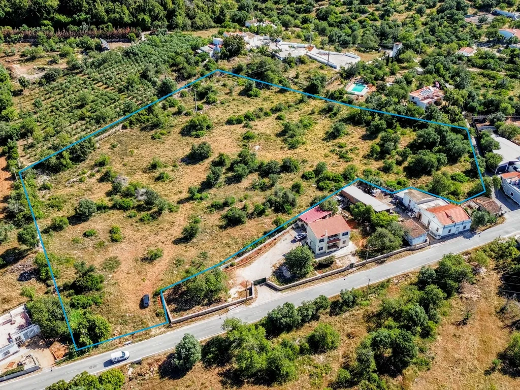 Terreno Rústico em Faro com Vista Panorâmica e Acesso Fácil - Image 1