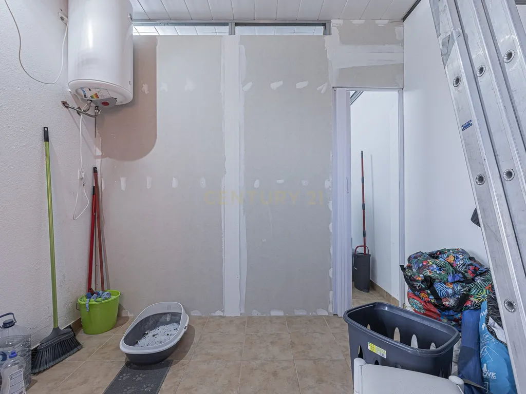 Moradia T4 com 3 Pisos + Sótão e Garagem — Famões - Image 61