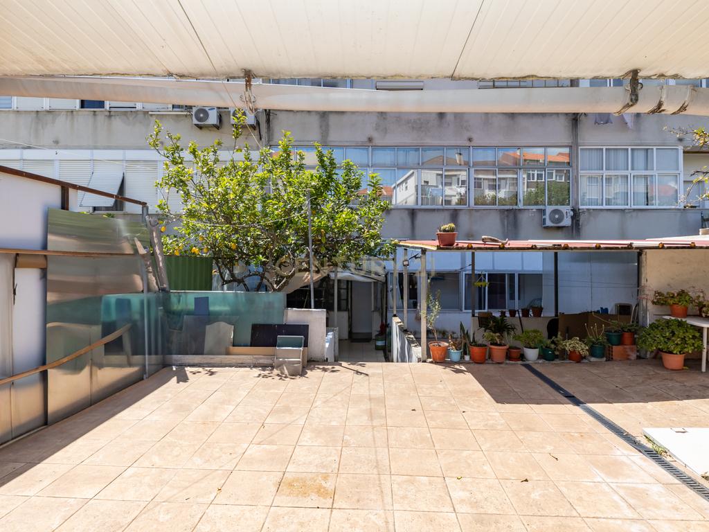 Apartamento T3 no Feijó com logradouro de 261 m2 - Image 35