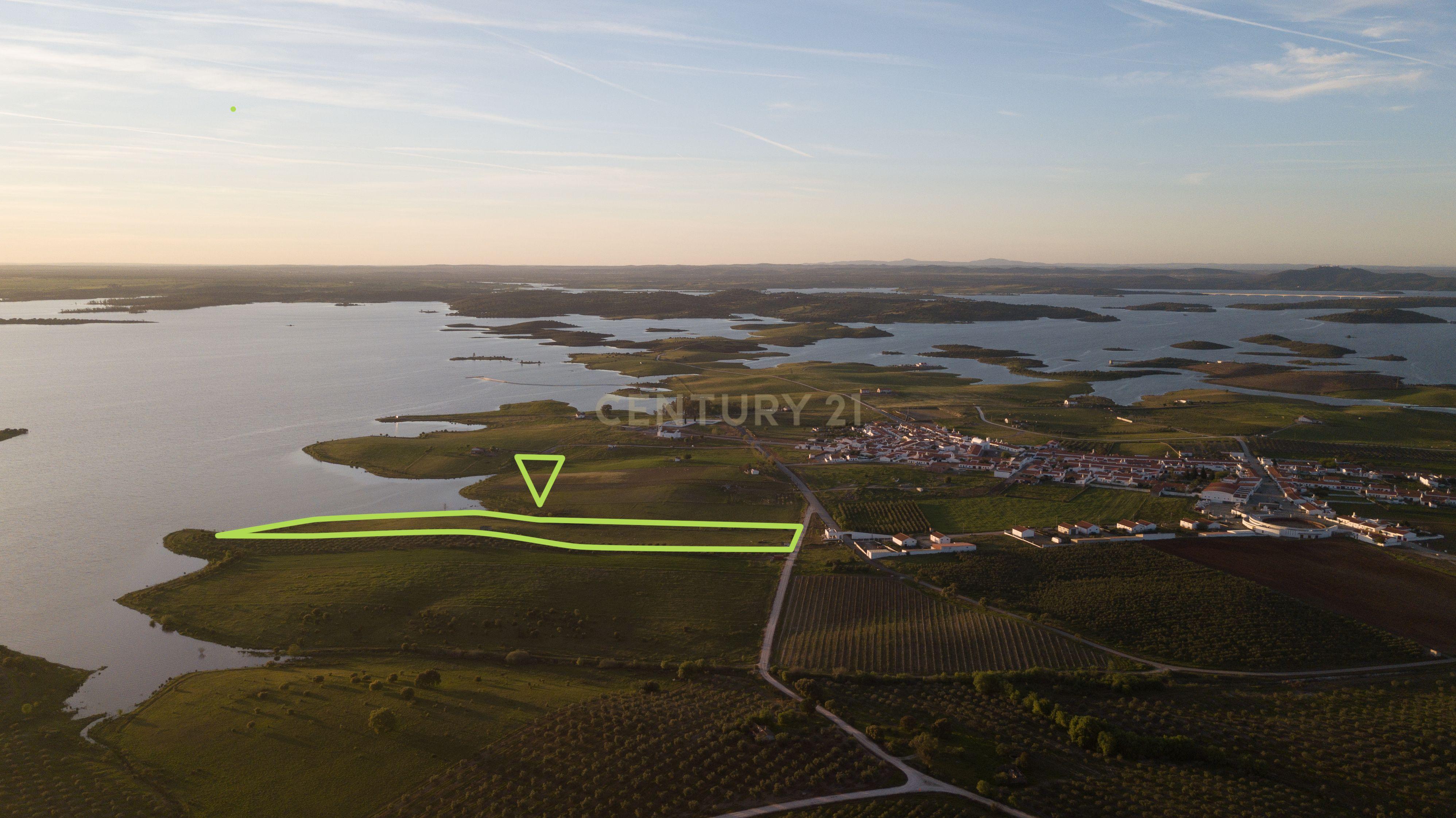 Terreno Rústico com Vista Privilegiada para o Alqueva - Luz, Alentejo
