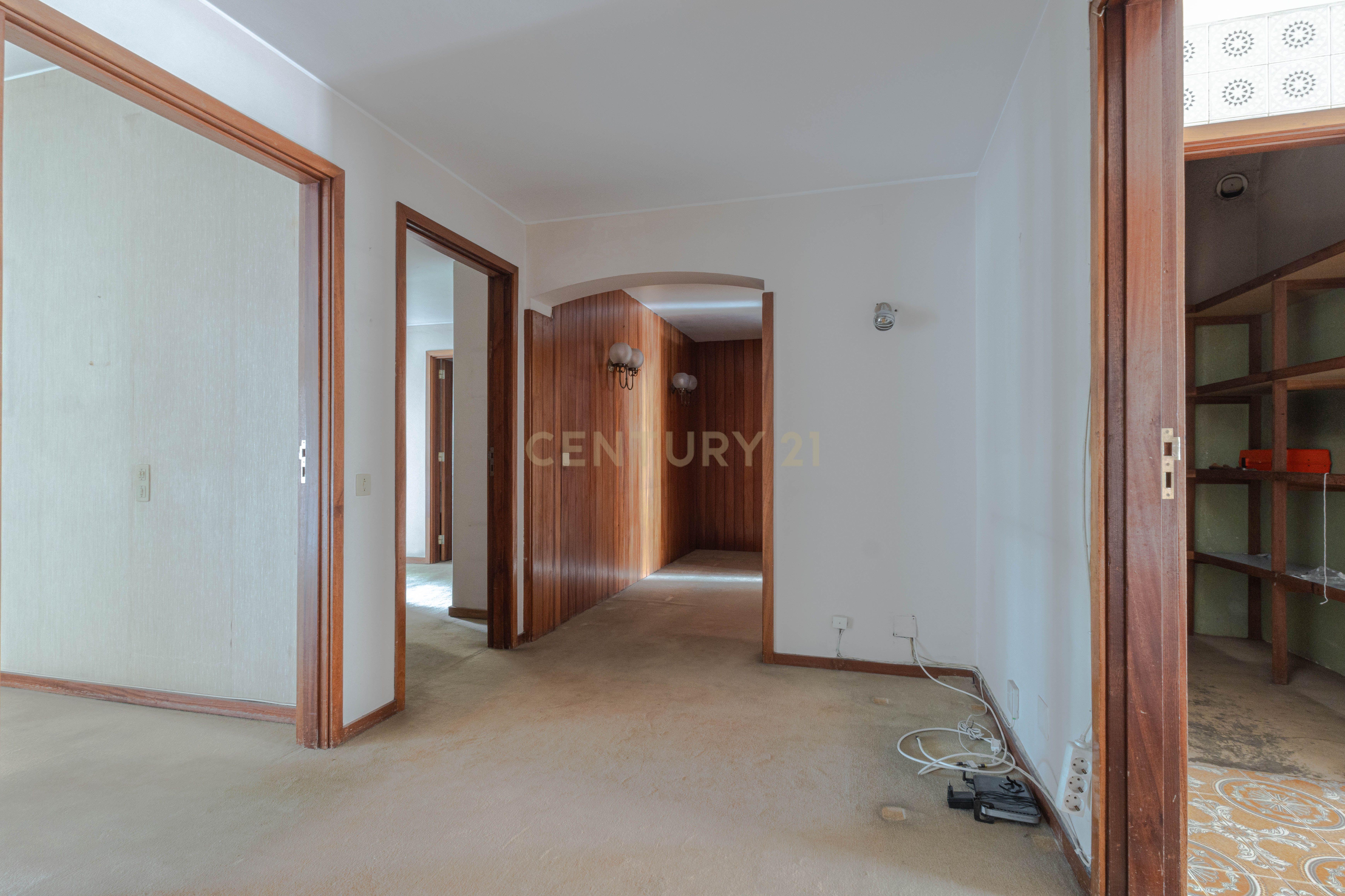 Fotografia 5 de Apartamento T4  Construção Ferreira do Santos 2 lugares de garagem +arrumos  na Avenida Fernão de Magalhães — Espaço, Potencial e Distinção no Coração da Cidade