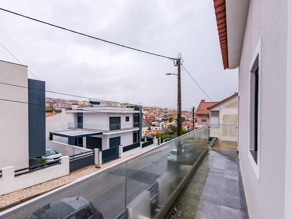 Excelente Andar de Moradia T3 com Sótão e Estacionamento em Famões, Odivelas - Image 10