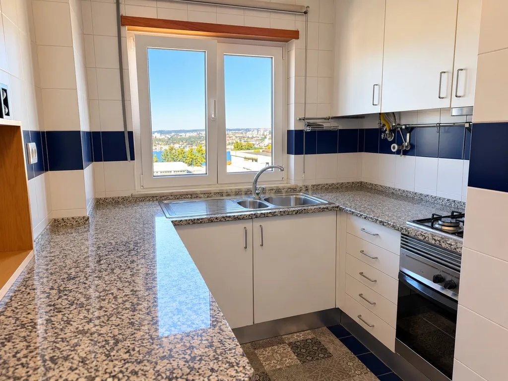 Apartamento T2 com Vista Fantástica sobre o Rio Tejo, Estacionamento e Arrecadação – Caparica, Almada - Image 9