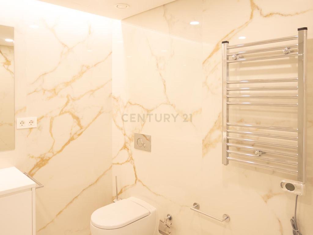 Apartamento T4 duplex com 3 estacionamentos e piscina privativa - Areeiro - Image 8