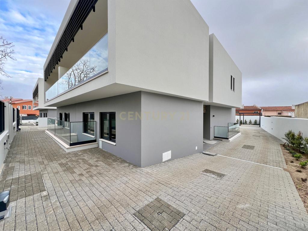 Moradia T4 com Piscina na Parede (Cascais, Lisboa) - Image 3