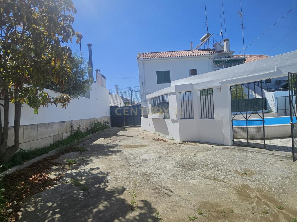 Moradia Bifamiliar T4 com Quintal e Garagem no Bairro das Nogueiras, Évora - Image 41