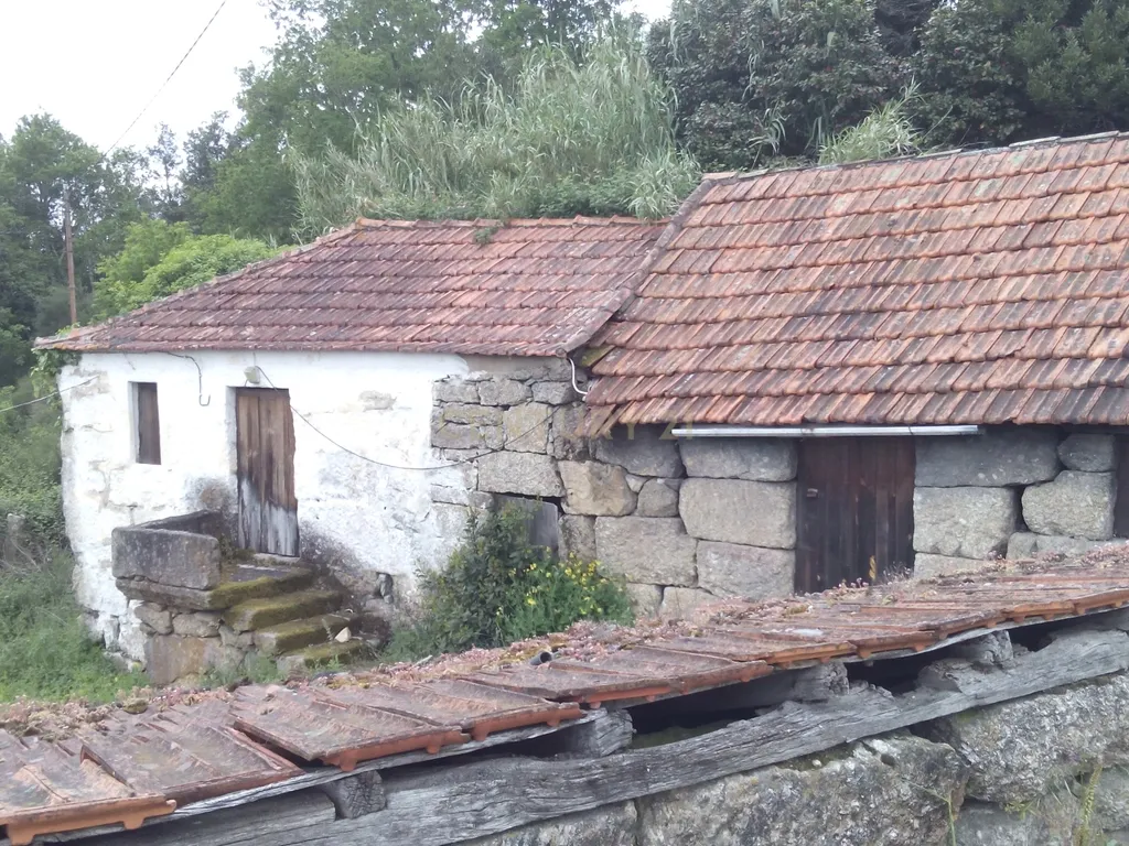 Moradias em ruína em Abragão - Image 20