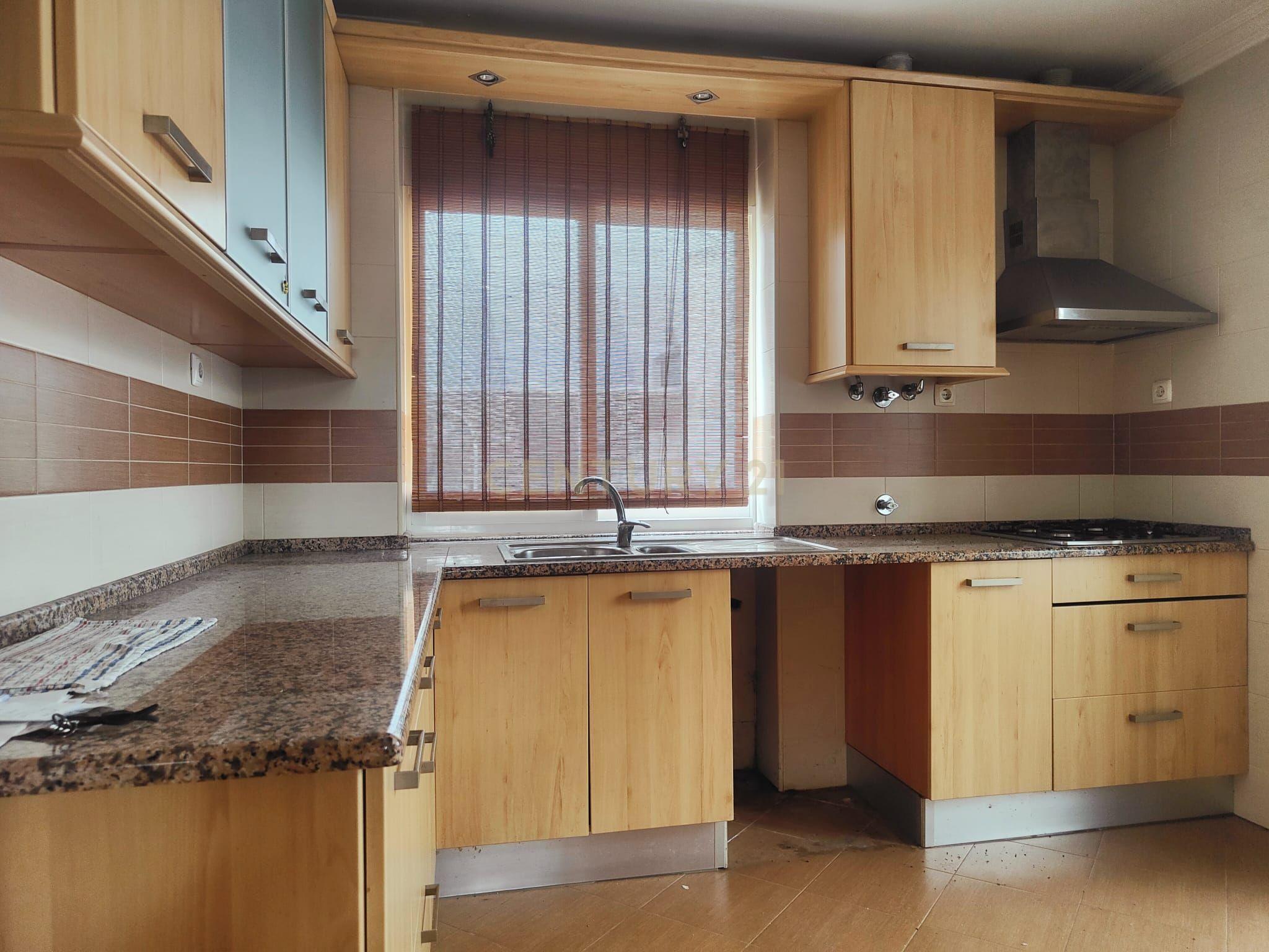 Prédio Bi-Familiar T2 e 2 Anexos Tipologia T1 Em Zona Residencial Tranquila Na Póvoa de Santo Adrião  - Image 60