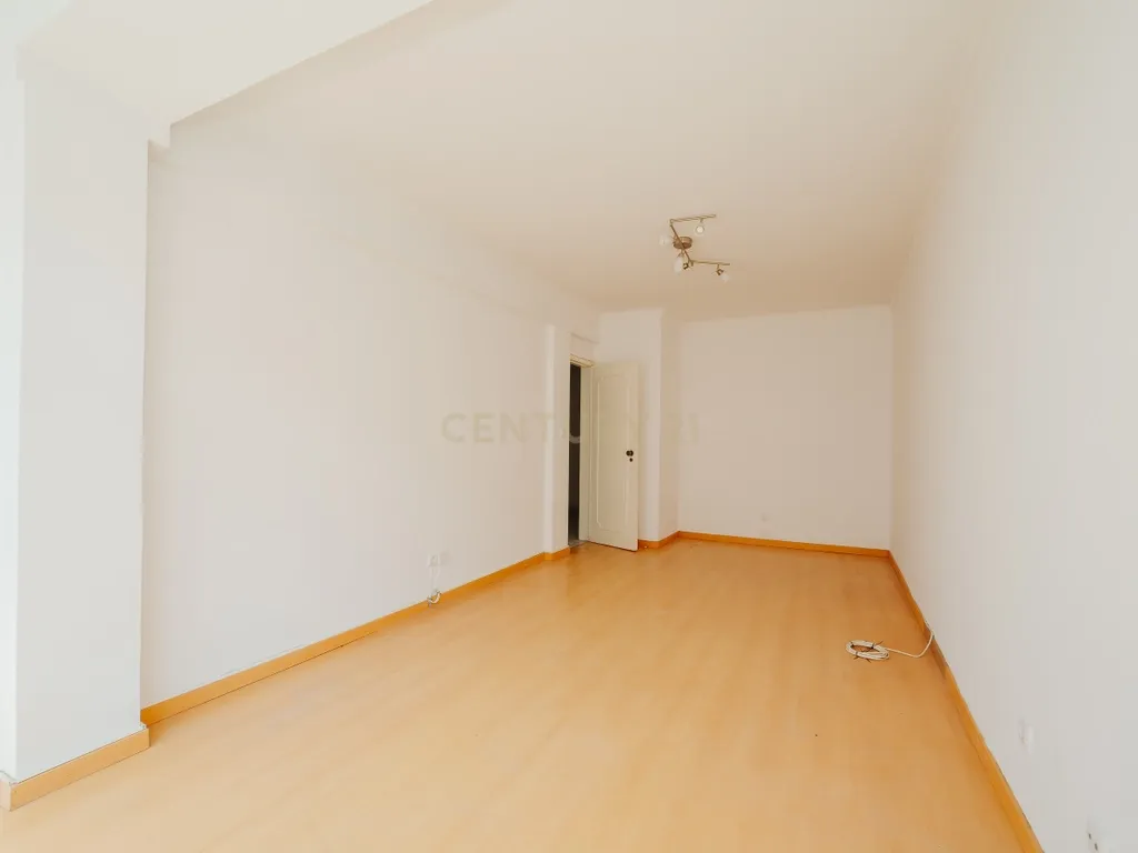 Apartamento T2 em Linda-a-Velha - Image 3