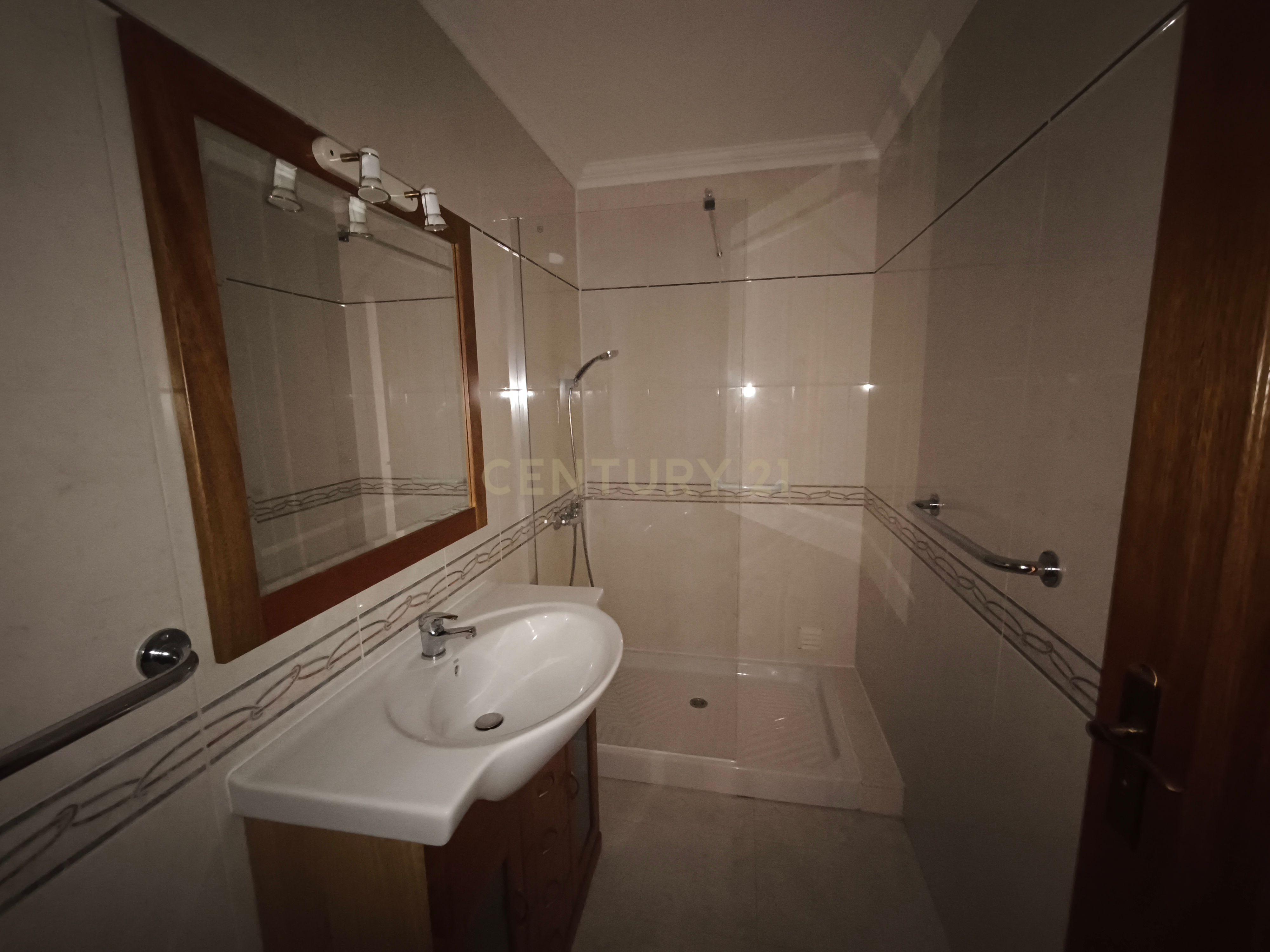 Fotografia 7 de Apartamento T3 para arrendar com terraço de 200m² e garagem para dois carros — Lourinhã