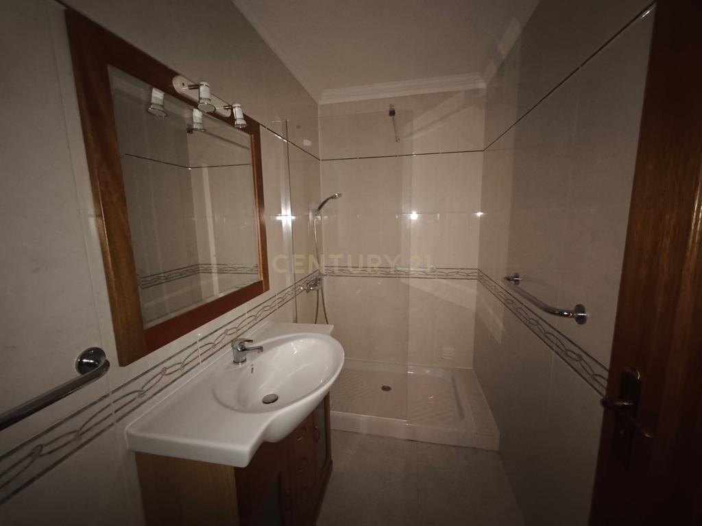 Apartamento T3 para arrendar com terraço de 200m² e garagem para dois carros — Lourinhã - Image 7
