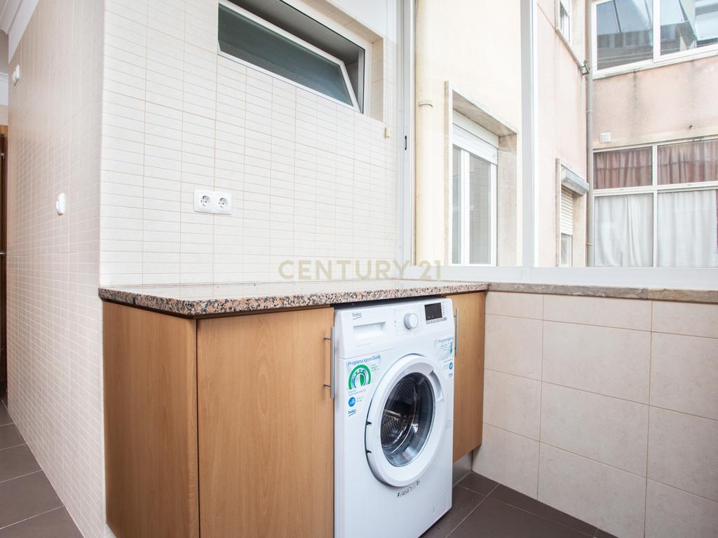 Apartamento T2 ,com suite, perto do metro do alto dos moinhos - Image 8