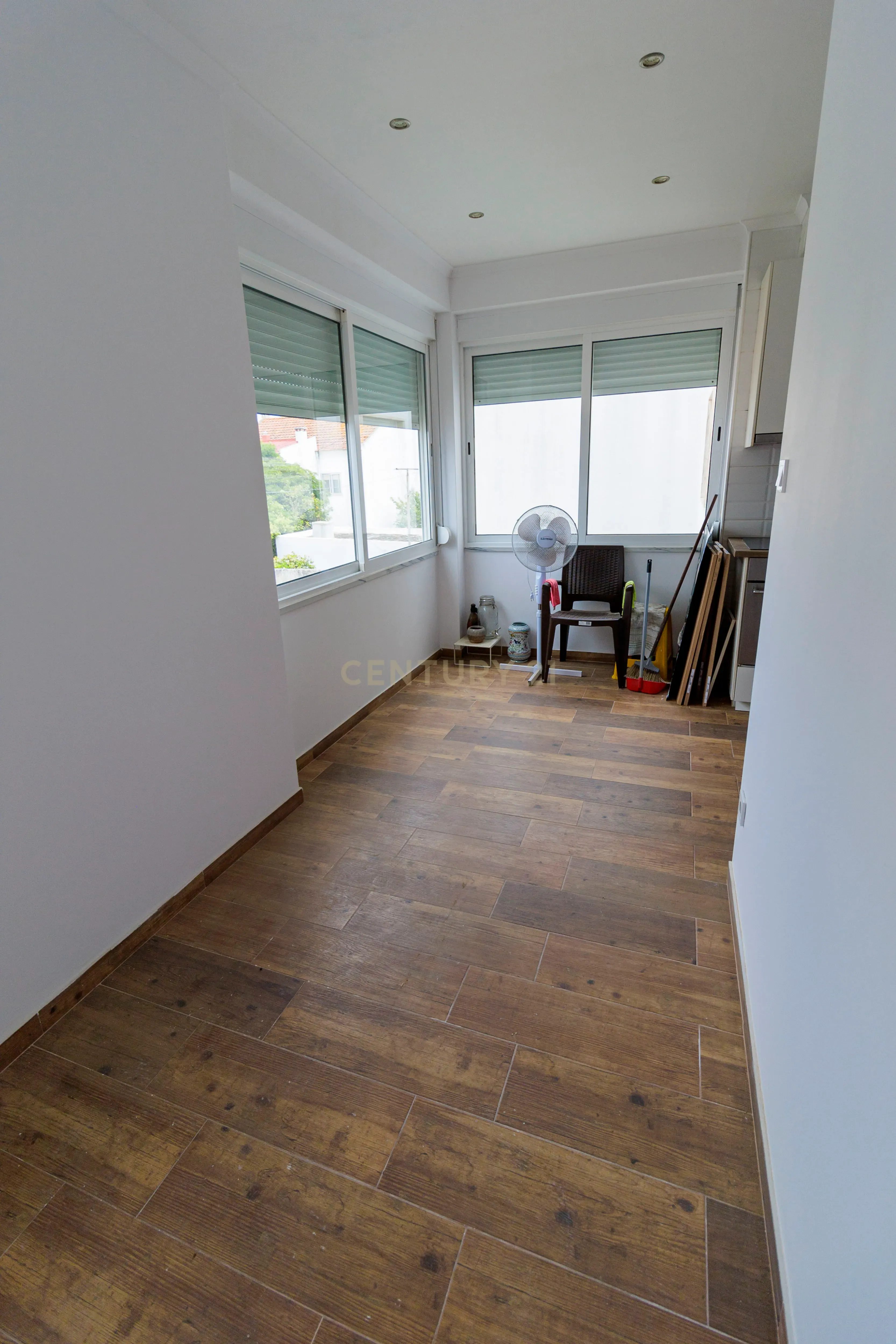 1º andar de moradia T2+1 Remodelado em Pinhal Novo, centro, com Jardim e arrecadação. Estacionamento fácil. - Image 13