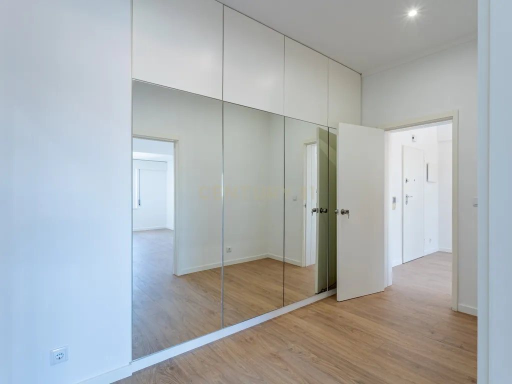 T2 Totalmente remodelado no Campo Grande com lugar de garagem - Image 16