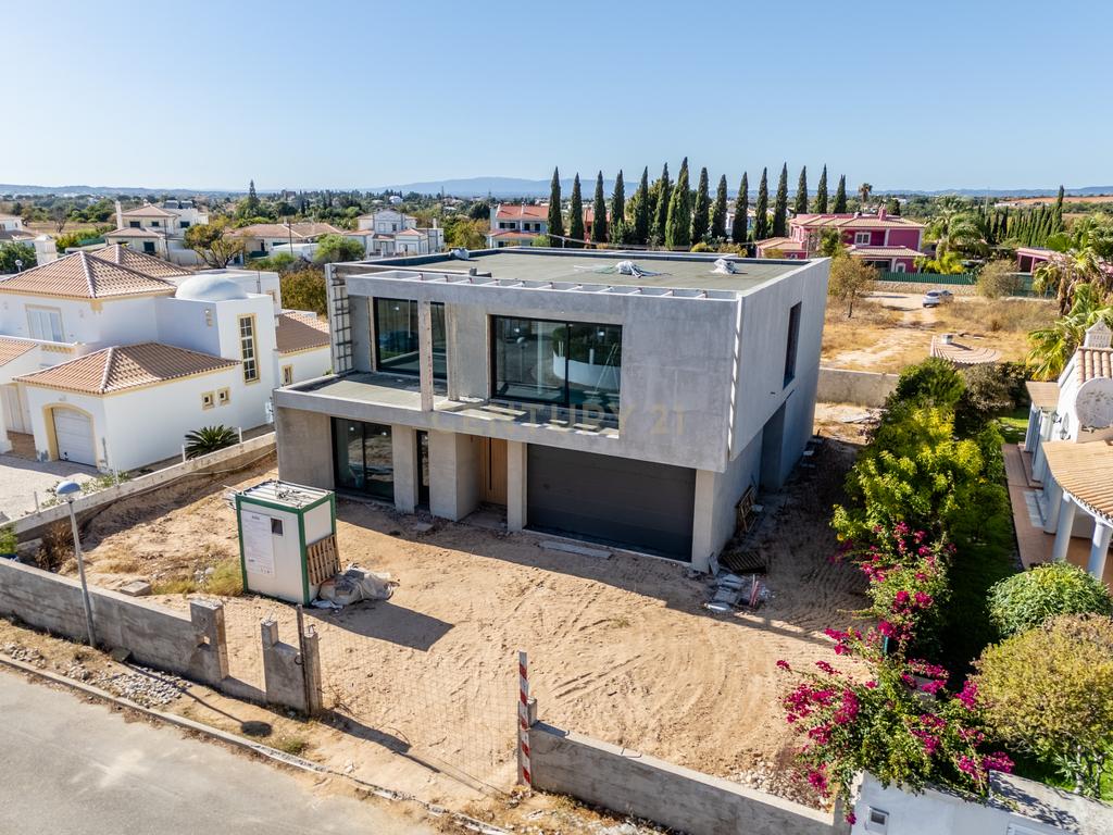 Moradia T5 contemporânea em construção avançada com piscina | Álamos, Guia – Albufeira - Image 1