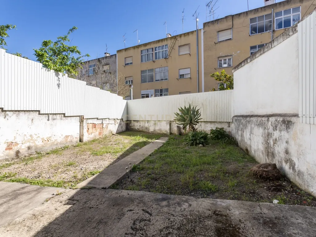 Apartamento T2(+1) Renovado com Logradouro de 100m² – Pronto a Habitar (Mobilado e Equipado) em Paio Pires - Oportunidade Única! - Image 22