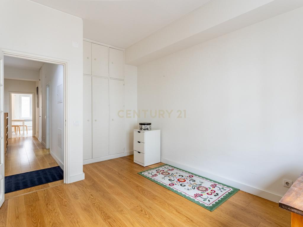 Apartamento T2 renovado, com estacionamento e elevador, em Campo de Ourique, Lisboa - Image 4