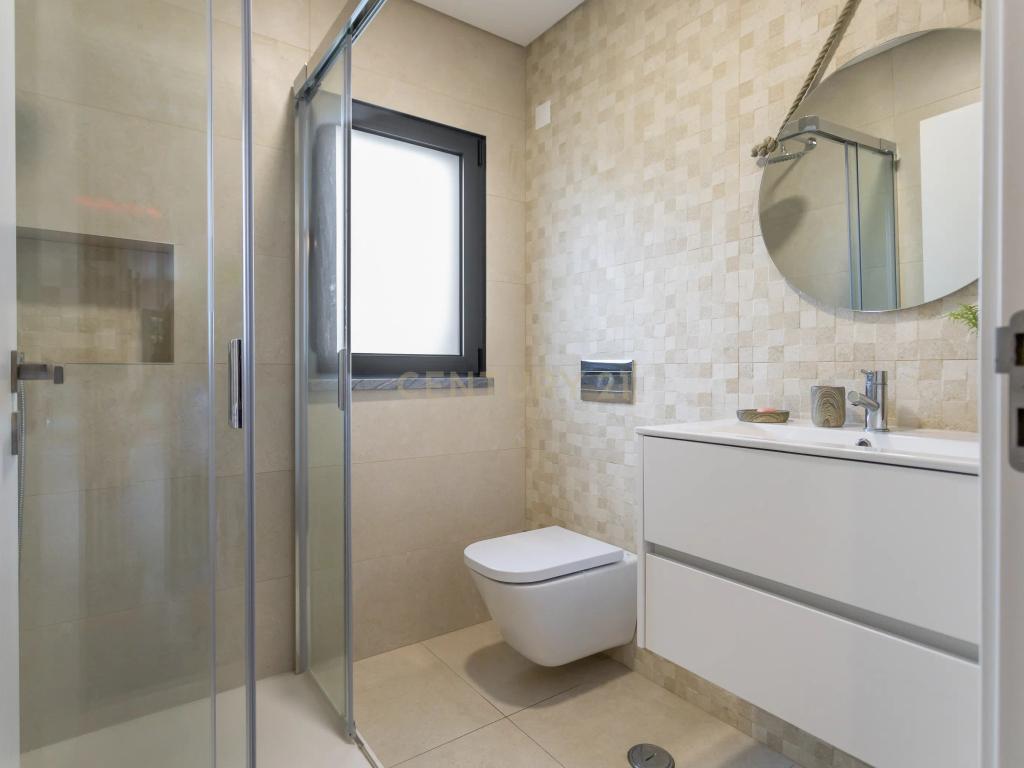 MORADIA ISOLADA na CAPARICA T4 c/ 3 SUITES, PISCINA AQUECIDA e PAINÉIS FOTOVOLTAICOS - Image 9