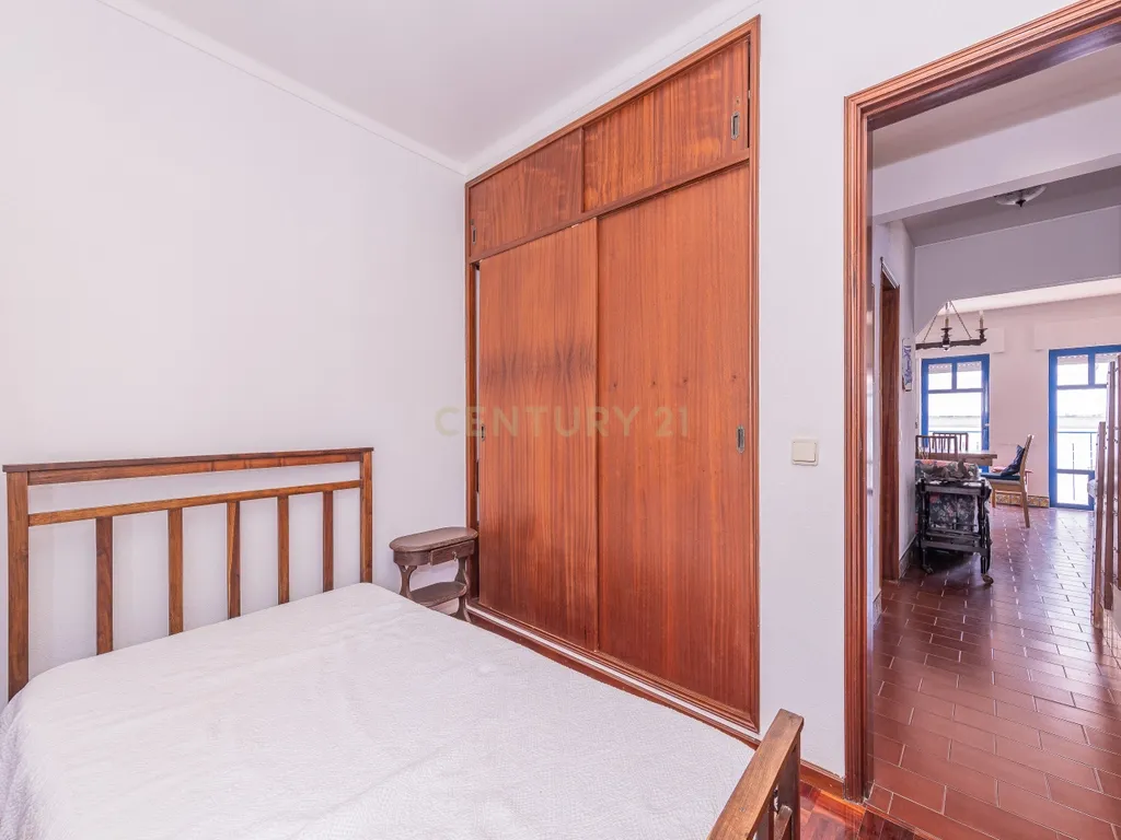 T4 Duplex na Vila de Sesimbra – Ideal para Férias em Família - Image 12
