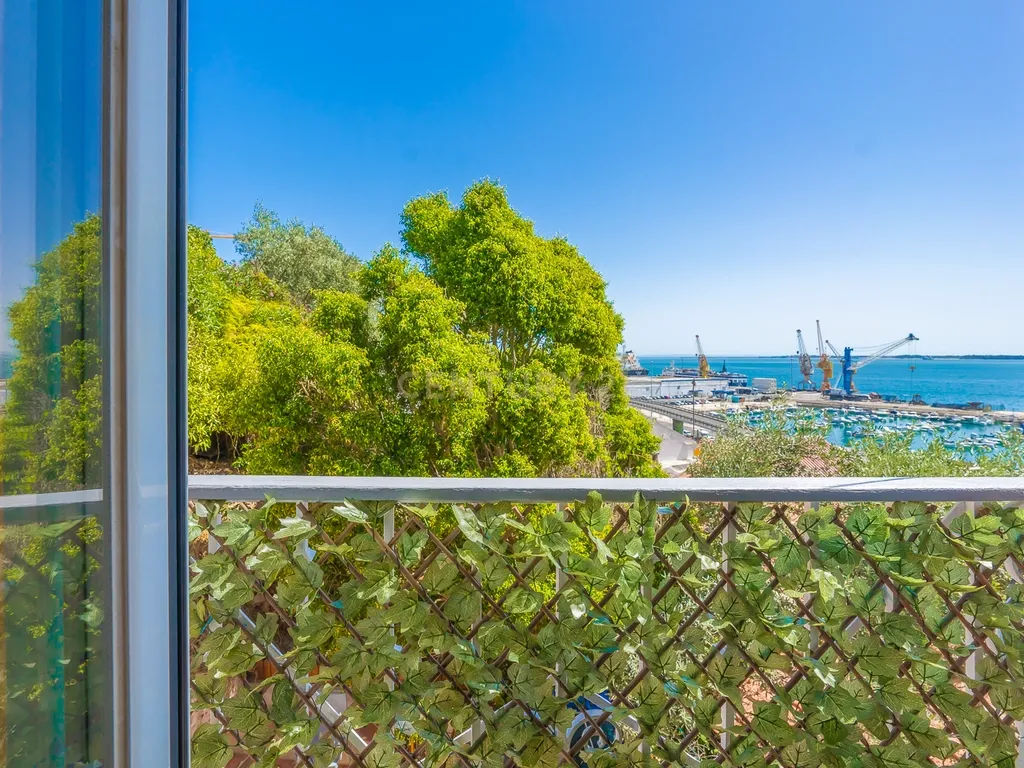 Apartamento com charme em Setúbal com uma vista soberba para o rio e terraço - Image 13