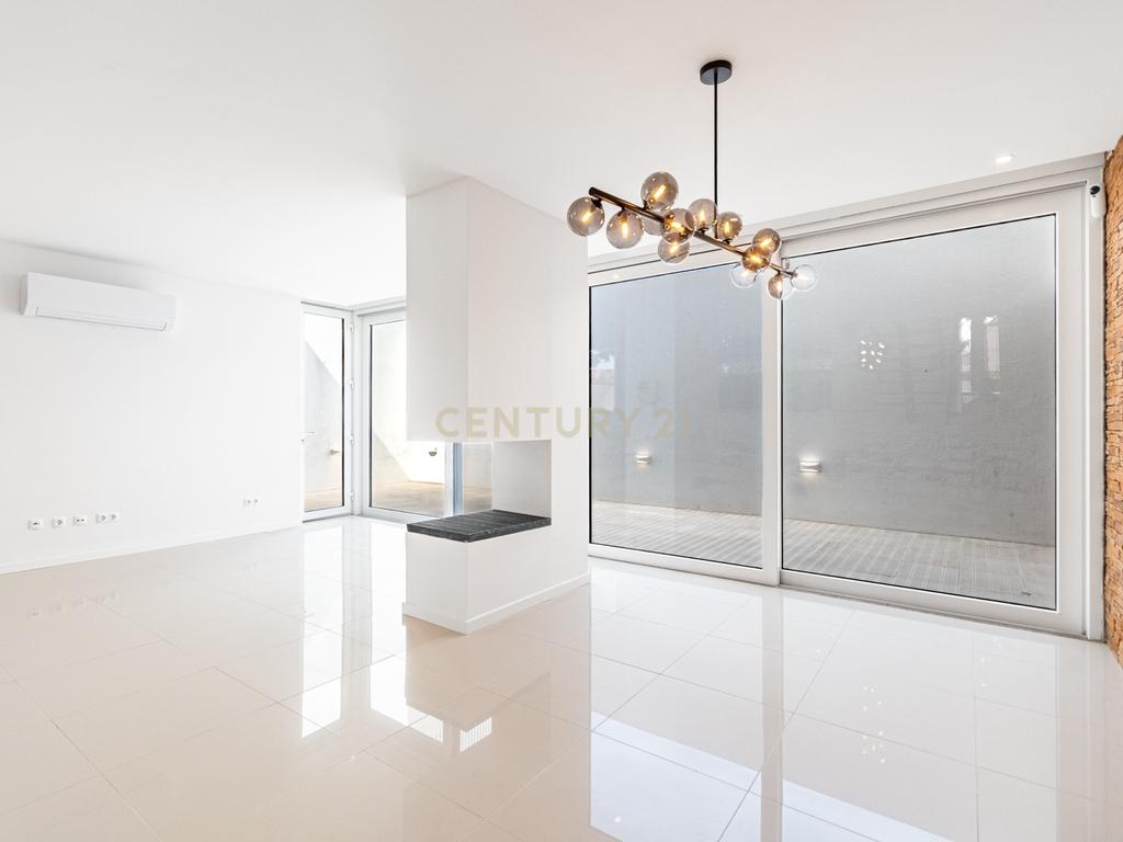 Moradia T3 com 3 Suites e Arquitetura Distinta em Samouco, Alcochete - Image 9