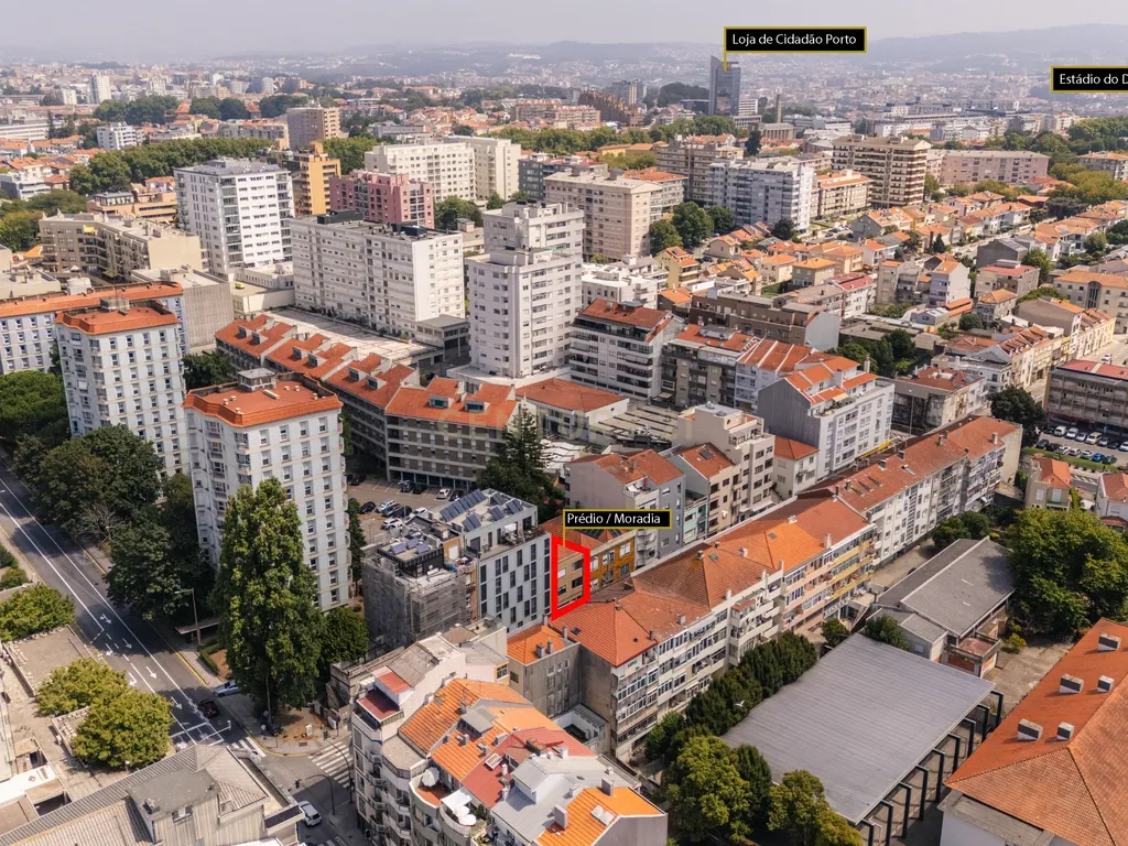 Prédio / Moradia Bi-Familiar com Grande Potencial na Rua da Constituição - Image 2