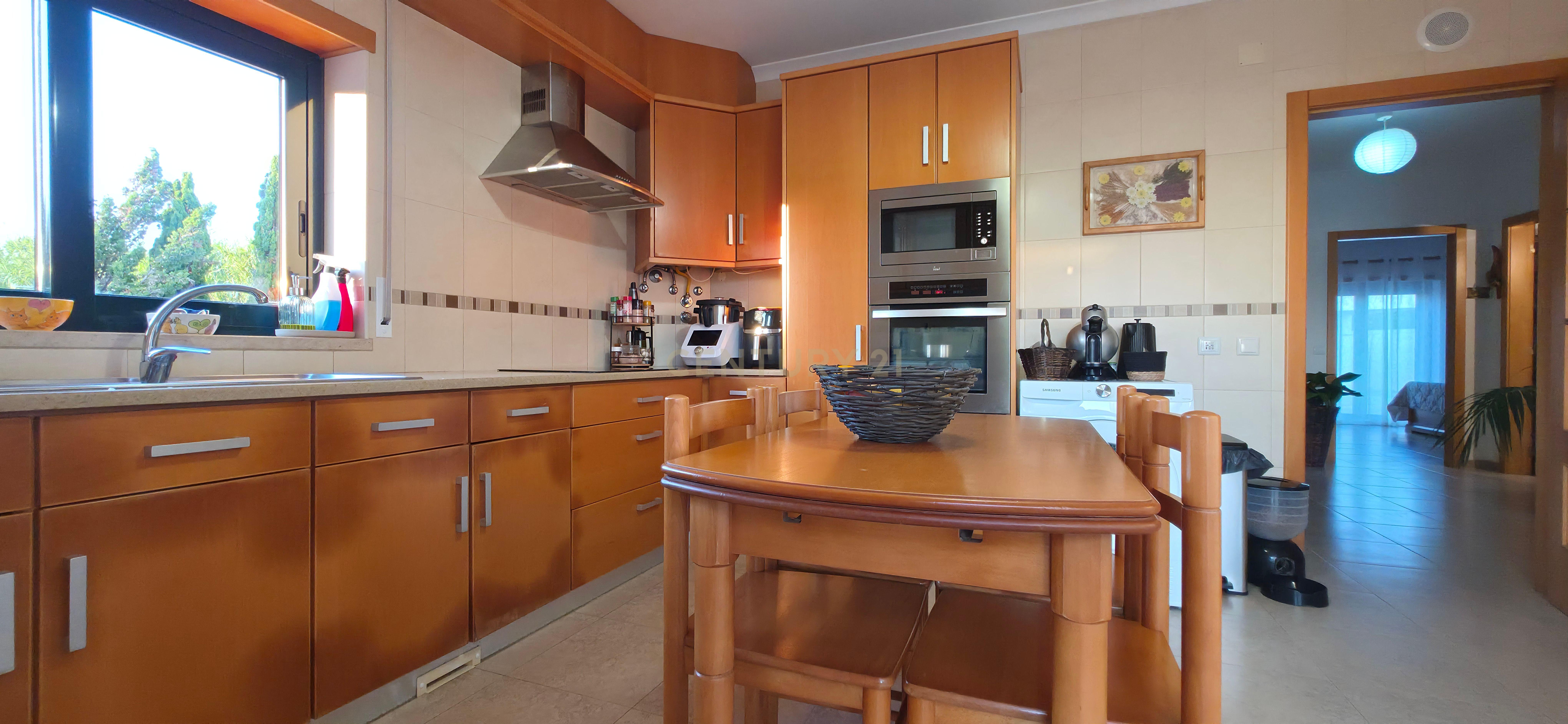 Fotografia 10 de Moradia T2 com aproveitamento de sótão, anexo T0 e excelente localização em Ferrel, Peniche