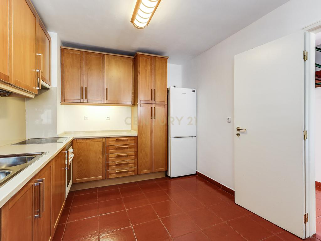 Apartamento T4 Duplex no coração de Telheiras - Image 4